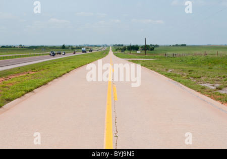 Historic Route 66 betweeen Weatherford and Clinton Oklahoma runs parallel to Interstate Highway 40 Stock Photo