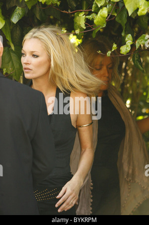 Kate Moss leaving her new house with her belt undone and her trouser zip  open London England - 21.03.12 Stock Photo - Alamy