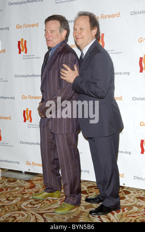 Robin Williams and Billy Crystal 'Making Magic Happen' The 3rd Annual Los Angeles Gala for the Christopher and Dana Reeve Stock Photo