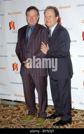 Robin Williams and Billy Crystal 'Making Magic Happen' The 3rd Annual Los Angeles Gala for the Christopher and Dana Reeve Stock Photo