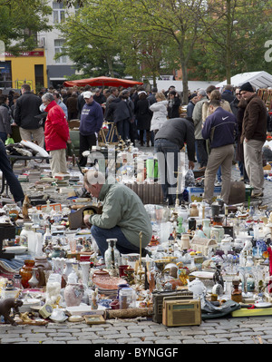 brocante street market bric-a-brac antique flea marche aux puces Stock Photo