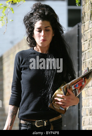 Amy Winehouse leaves her house to go shopping, showing some nasty scars ...