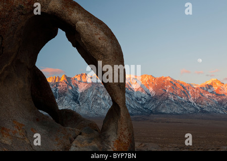 Cyclops arch in Alabama Hills Stock Photo - Alamy