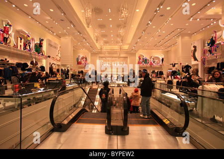 Forever 21 nyc hi-res stock photography and images - Alamy