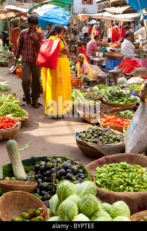 india, Rajasthan, Udaipur, fruit and vegetable market Stock Photo