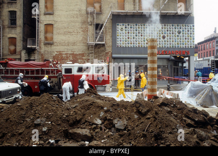 Repair of a steam pipe break in front of Alexander's Department Store at Lexington Avenue and East 58th Street in NY in 1987 Stock Photo