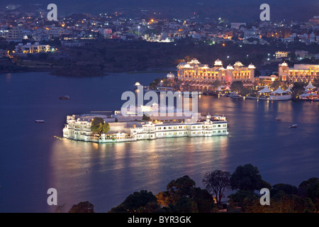 India, Rajasthan, Udaipur, high viewpoint over Lake Pichola and Taj Lake Palace Hotel at twilight