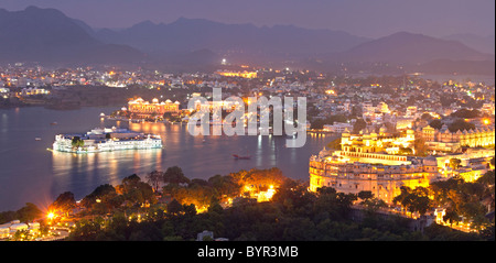 India, Rajasthan, Udaipur, high viewpoint over Lake Pichola and Taj Lake Palace Hotel at twilight Stock Photo