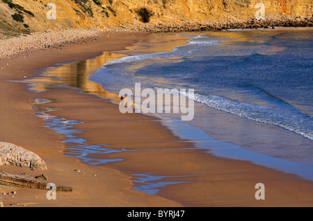 Portugal, Algarve: Beach walk at Praia da Mareta in Sagres Stock Photo