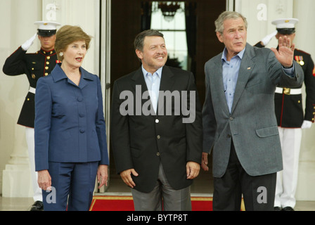 US President George W Bush and Laura Bush greeted King Abdullah II of Jordan as he arrived Tuesday evening at the White House Stock Photo