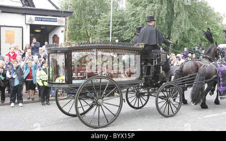 Bernard Manning funeral procession passes the Embassy club where the late politically incorrect comedian crafted his trade Stock Photo