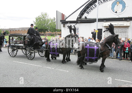 Bernard Manning funeral procession passes the Embassy club where the late politically incorrect comedian crafted his trade Stock Photo