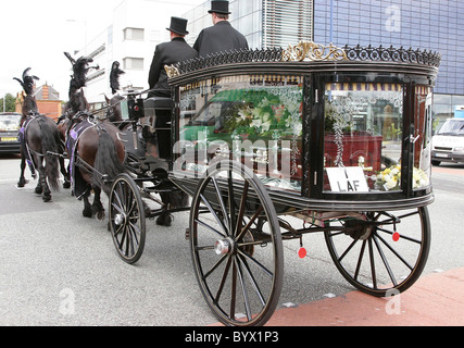 Bernard Manning funeral procession passes the Embassy club where the late politically incorrect comedian crafted his trade Stock Photo