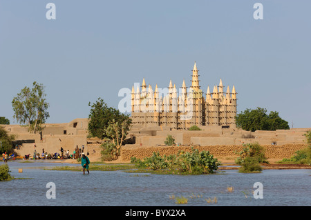 Villagers in front of the impressive mud built mosque of the village of Saba on the banks of the 'Niger Inland Delta' . Mali Stock Photo