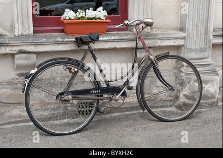 An old BSA bike leans up against the wall in Oamaru, New Zealand Stock Photo
