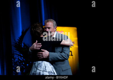 Actor Kevin Costner presents the American Riviera  award to Oscar nominee, Annette Bening Stock Photo
