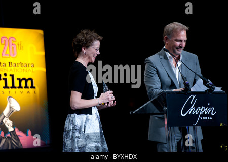 Actor Kevin Costner presents the American Riviera  award to Oscar nominee, Annette Bening Stock Photo