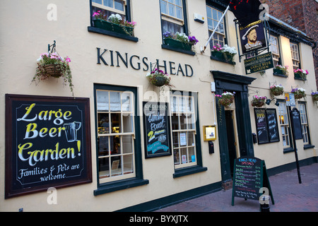 Kings Head pub along Poole Quay, Dorset UK in July Stock Photo