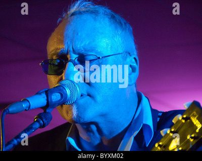 singer guitarist Dennis Greaves of Nine Below Zero in action. Stock Photo