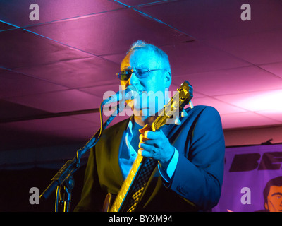 singer guitarist Dennis Greaves of Nine Below Zero in action. Stock Photo