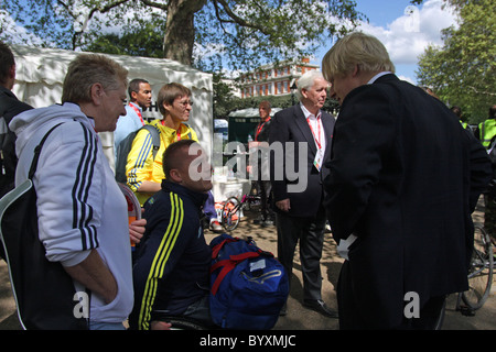 The Paralympian athlete David Weir talks to London Mayor Boris Johnson at the 2010 London Marathon Stock Photo