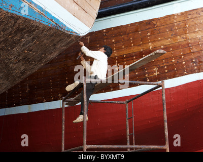 A dhow being repaired in the Jaddaf dockyard, Dubai, UAE Stock Photo