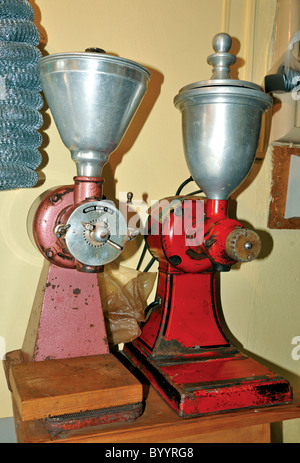 https://l450v.alamy.com/450v/byyrg8/portugal-alentejo-historic-coffee-grinders-in-the-drug-store-of-mr-byyrg8.jpg