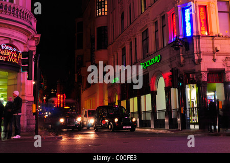 Taxi's waiting by traffic lights at the corner of Trocadero, London Stock Photo