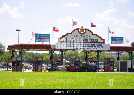 Entrance to Six Flags Over Texas amusement park, Arlington - Fort Worth, Texas, USA - The original, oldest, Six Flags park Stock Photo