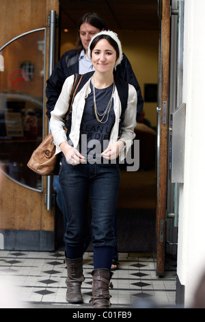 KT Tunstall leaving the BBC studios in Maida Vale. KT is wearing a Tee shirt with a skull and crossbones bearing the logo Stock Photo