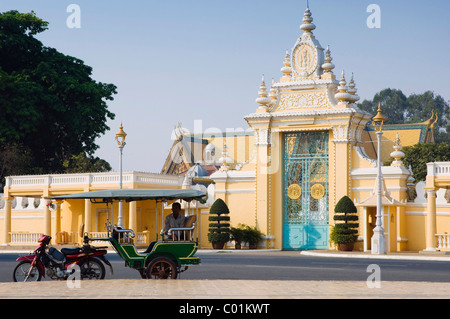 Tuk Tuk taxi in front of Victory Gate, Royal Palace, Phnom Penh, Cambodia, Indochina, Southeast Asia, Asia Stock Photo