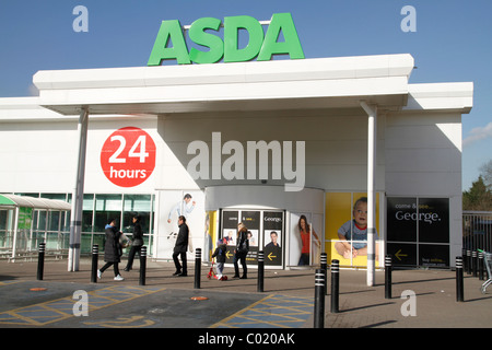 UK. SHOPPERS  AT ASDA 24 HOUR SUPERMARKET IN LEYTON, LONDON Stock Photo