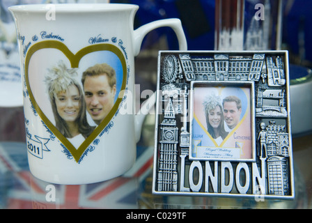 Royal souvenirs Prince William and Kate Middleton Royal Wedding memorabilia. souvenirs, London gift shop window. 2011 2010s UK HOMER SYKES Stock Photo