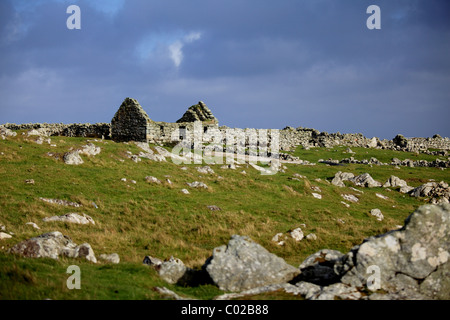 Ruined crofter’s house overlooking the Loch of Snabrough, Unst, Shetland Stock Photo