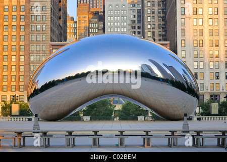 Cloud Gate sculpture, The Bean, by Anish Kapoor, AT & T Plaza, Millennium Park, Chicago, Illinois, United States of America, USA Stock Photo