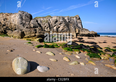 Beach and cliff of Port Bara on the wild coast of the peninsula of Quiberon in the Morbihan department Stock Photo