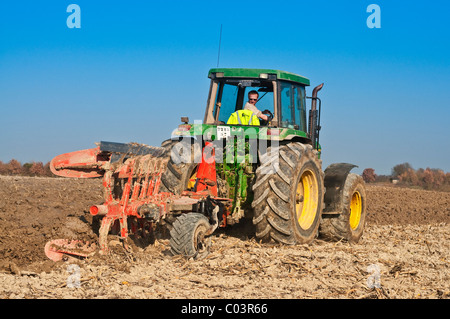 John Deere 7700 tractor with Kuhn up-and-over reversible plow - France. Stock Photo