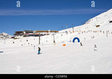 St Anton am Arlberg, Tyrol, Austria. View across piste to Rendlbeach restaurant from blue run R4 snow slope in Rendl ski area Stock Photo