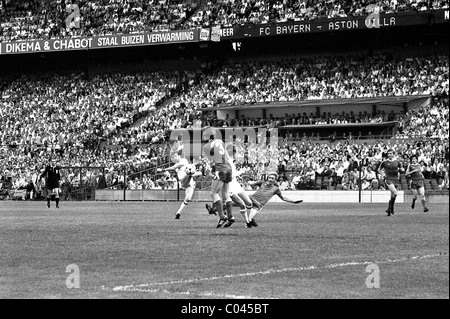 European Cup Final in Rotterdam 26/5/82 Aston Villa v Bayern Munich Peter Withe Stock Photo