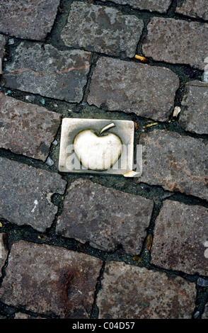 Brass apple plaque set in cobblestones at Kleine Rittergasse in the Ebbelwei District (Apfelweinviertel) of Alt-Sachsenhausen. Stock Photo