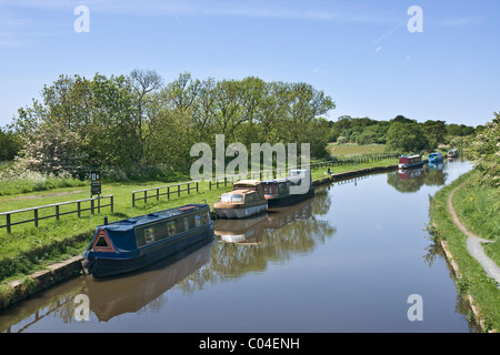 Narrow Boats moored on the Leeds Liverpool Canal at Scarisbrick, Lancashire Stock Photo