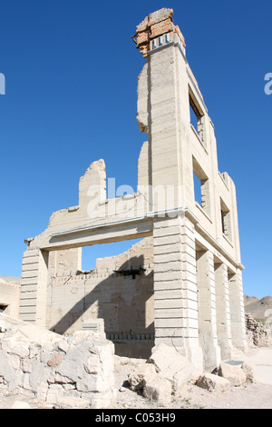 The remains of the Cook Bank Building, with the Rainbow Mountains in the background, in Rhyolite, Nevada. Stock Photo
