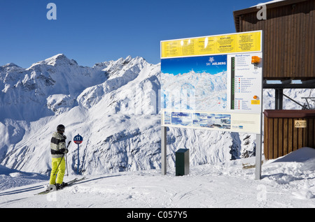 St Anton am Arlberg, Tyrol, Austria. Ski area piste map at top of blue run R11 on Rendl mountain in Austrian Alps Stock Photo