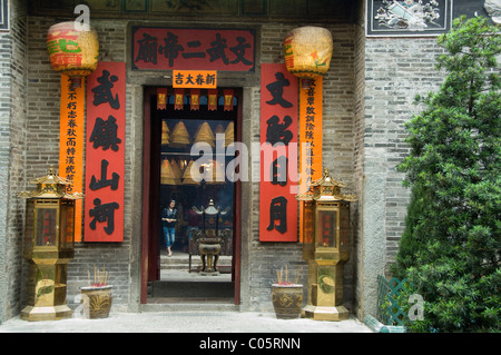 China, Hong Kong, New Territories, Tai Po area. Entry to famous Man Mo Temple, hanging burning coils of incense used as offering Stock Photo