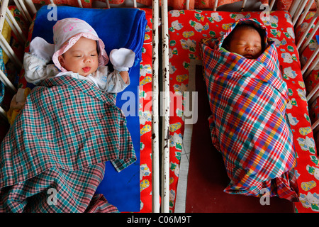 Two babies, baby ward, hospital, Balinge, Batak region, Sumatra island, Indonesia, Asia Stock Photo