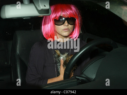 Britney Spears wearing a pink wig in a gas station in Malibu, Los Angeles, California - 15.10.07 Stock Photo