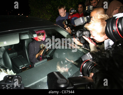 Britney Spears wearing a pink wig in a gas station in Malibu, Los Angeles, California - 15.10.07 Stock Photo