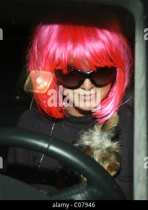 Britney Spears wearing a pink wig in a gas station in Malibu, Los Angeles, California - 15.10.07 Stock Photo