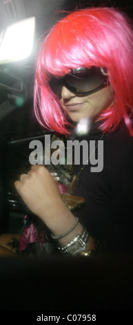 Britney Spears wearing a pink wig in a gas station in Malibu, Los Angeles, California - 15.10.07 Stock Photo