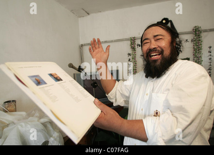 PAVAROTTI IMPERSONATOR'S FUNERAL HOME HOMAGE A Chinese imitator or the late Luciano Pavarotti, has built a funeral hall in his Stock Photo